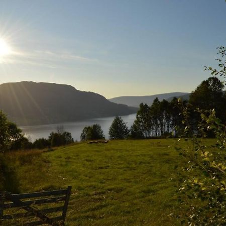 Stille Og Fredelig Ved Fjord Og Fjell Valsøybotn Esterno foto