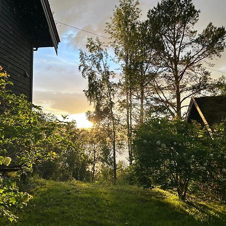 Stille Og Fredelig Ved Fjord Og Fjell Valsøybotn Esterno foto