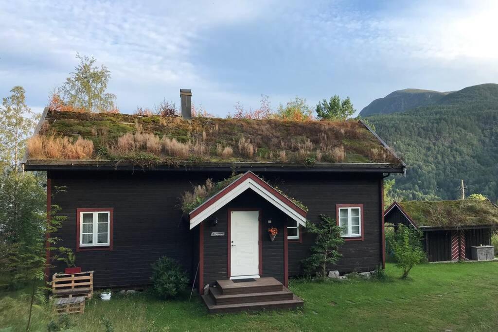 Stille Og Fredelig Ved Fjord Og Fjell Valsøybotn Esterno foto