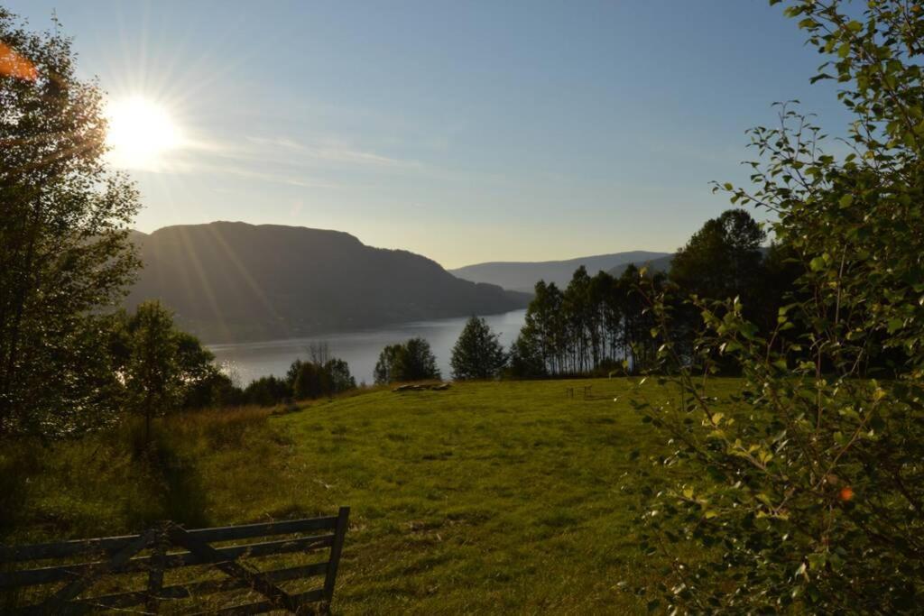 Stille Og Fredelig Ved Fjord Og Fjell Valsøybotn Esterno foto