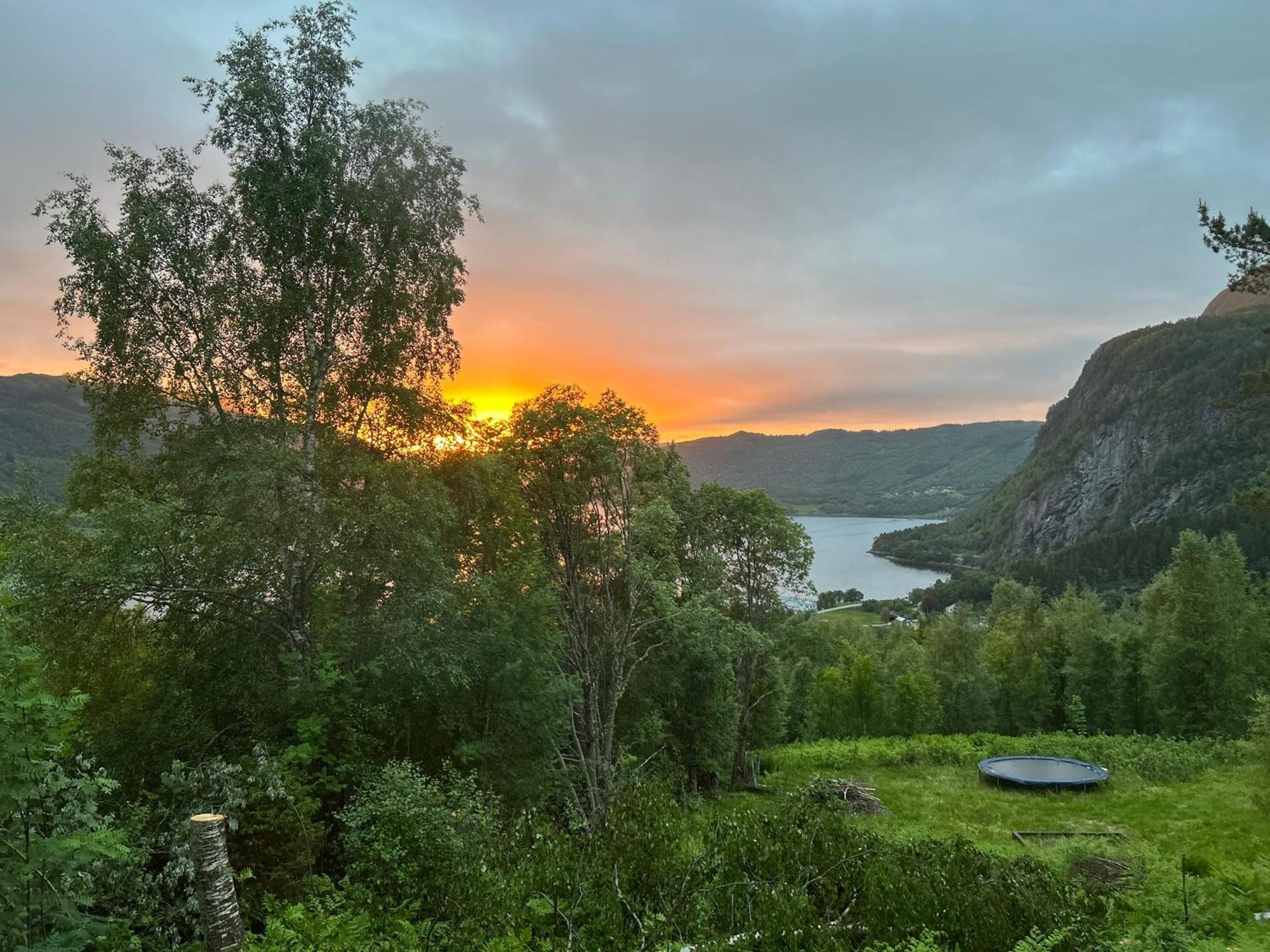 Stille Og Fredelig Ved Fjord Og Fjell Valsøybotn Esterno foto