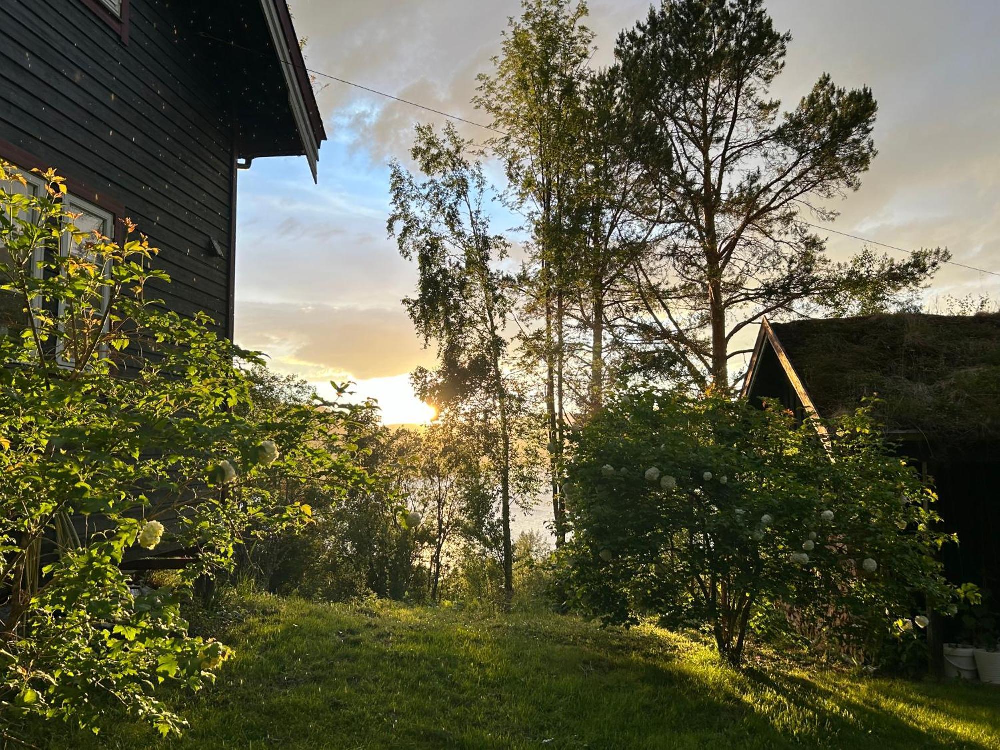 Stille Og Fredelig Ved Fjord Og Fjell Valsøybotn Esterno foto